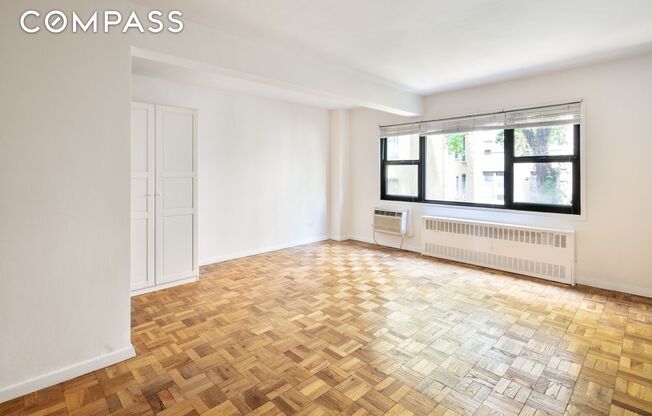 335 E 51 ST