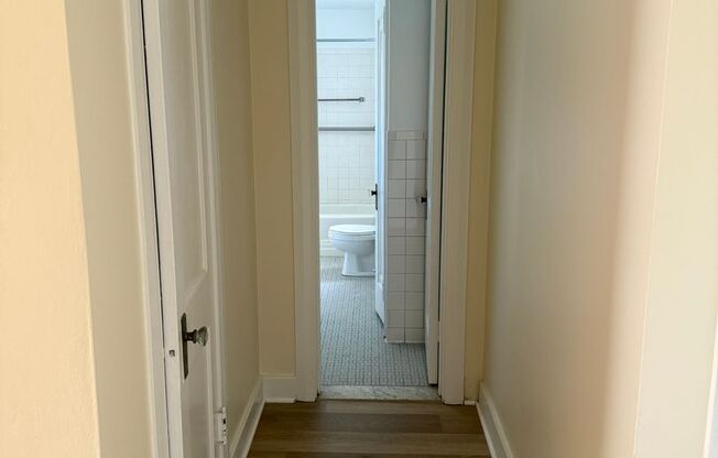 1 bed, 1 bath, 572 sqft, $1,510, Unit Old King Edward 21