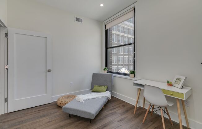 2 beds, 1 bath, 894 sqft, $2,750, Unit 918