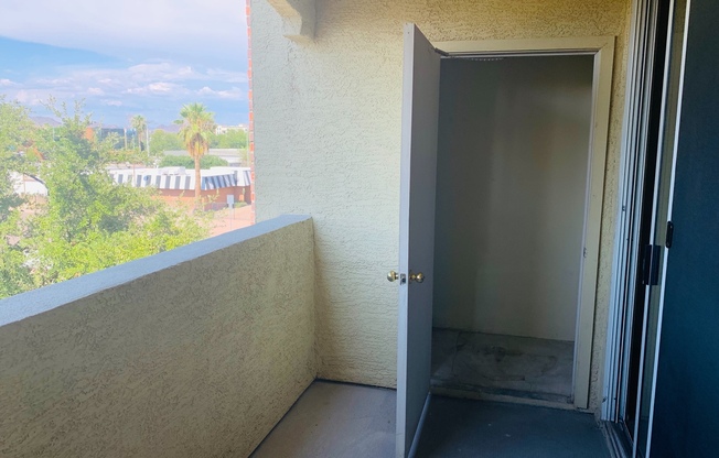 1 bed, 1 bath, 760 sqft, $1,200, Unit 305
