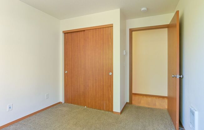 3 beds, 2 baths, $2,400, Unit 208