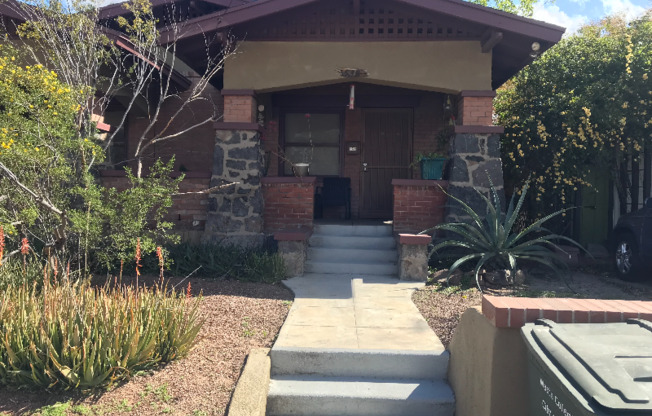 542 E 8 ST