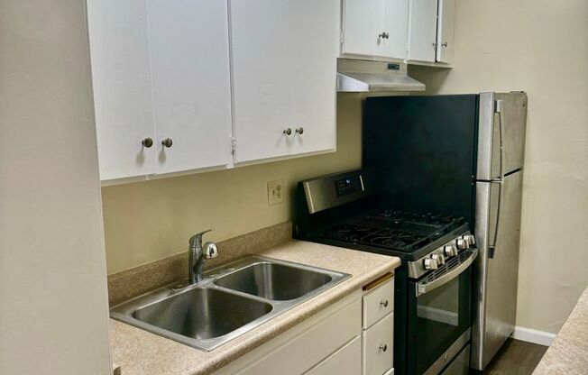 Studio, 1 bath, 400 sqft, $1,525, Unit 41