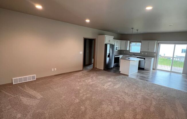 744 PR AVE