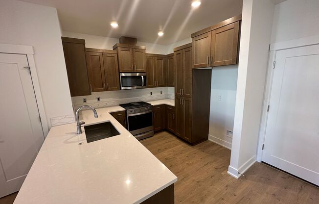 Near New in Petrosa! 3 Bdrm, 2.5 Bath 1450 sq ft Townhouse, All Appliances, Gas Heat & A/C, Pet OK, Dbl Garage