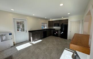 3 beds, 1.5 baths, $2,400, Unit 21 Maple St