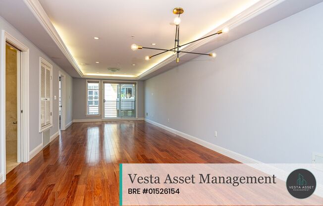 SPACIOUS TOP FLOOR 3 BED/2.5 BATH CONDO WITH WASHER & DRYER AND PARKING