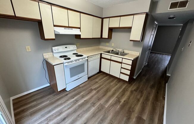 2 beds, 2 baths, $995, Unit UNIT E