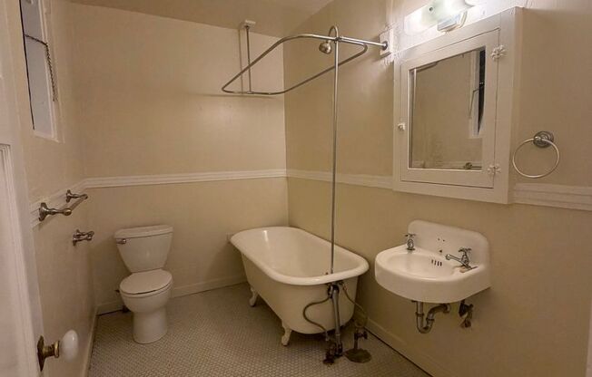 2 beds, 1 bath, 860 sqft, $1,695, Unit 211