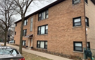 2900 W FOSTER AVE