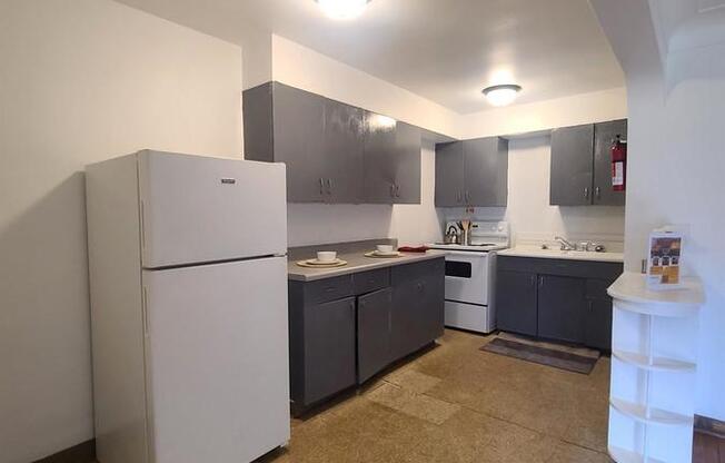 2 beds, 1 bath, 816 sqft, $650