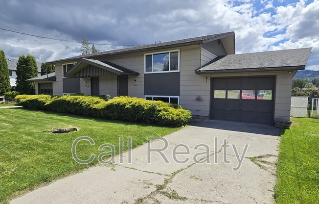 3322 S RAYMOND CIR