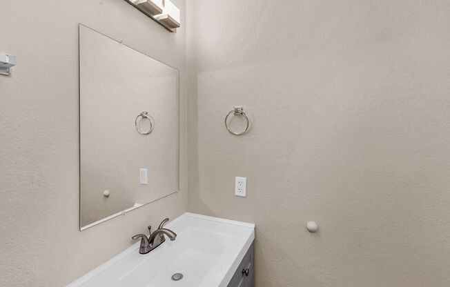 2 beds, 1 bath, $1,150, Unit Unit D