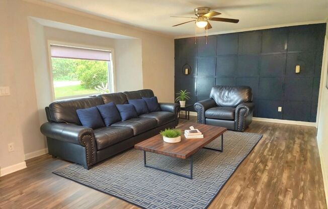 Stunning 4/2 Redecorated Home Close to I-110!