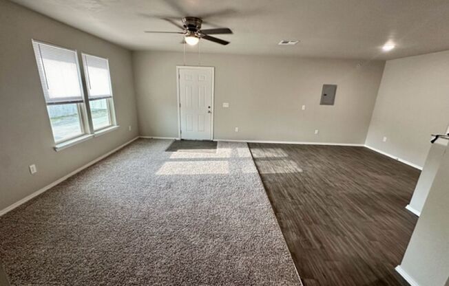 2 beds, 1 bath, 960 sqft, $949, Unit 219