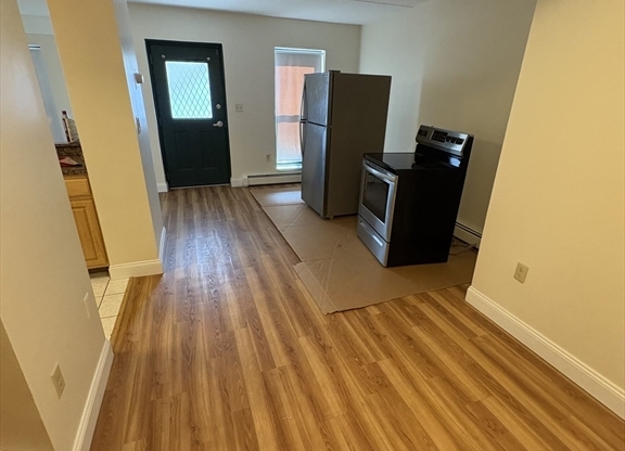 3 beds, 2 baths, 1,198 sqft, $4,400, Unit 34
