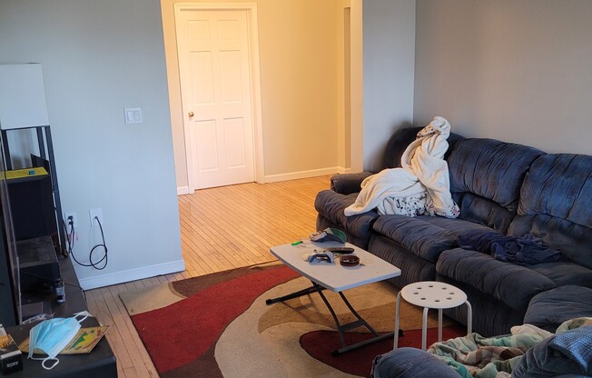 3 beds, 1 bath, $4,000, Unit 3