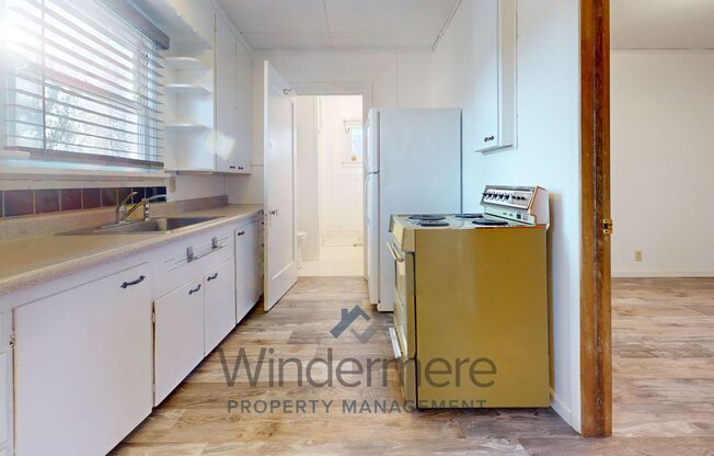 512 Columbia *Charming Cottage with Private, Fenced Backyard and Ample Storage*