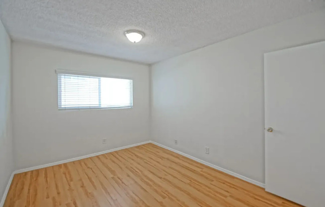 2 beds, 1 bath, $2,600, Unit B