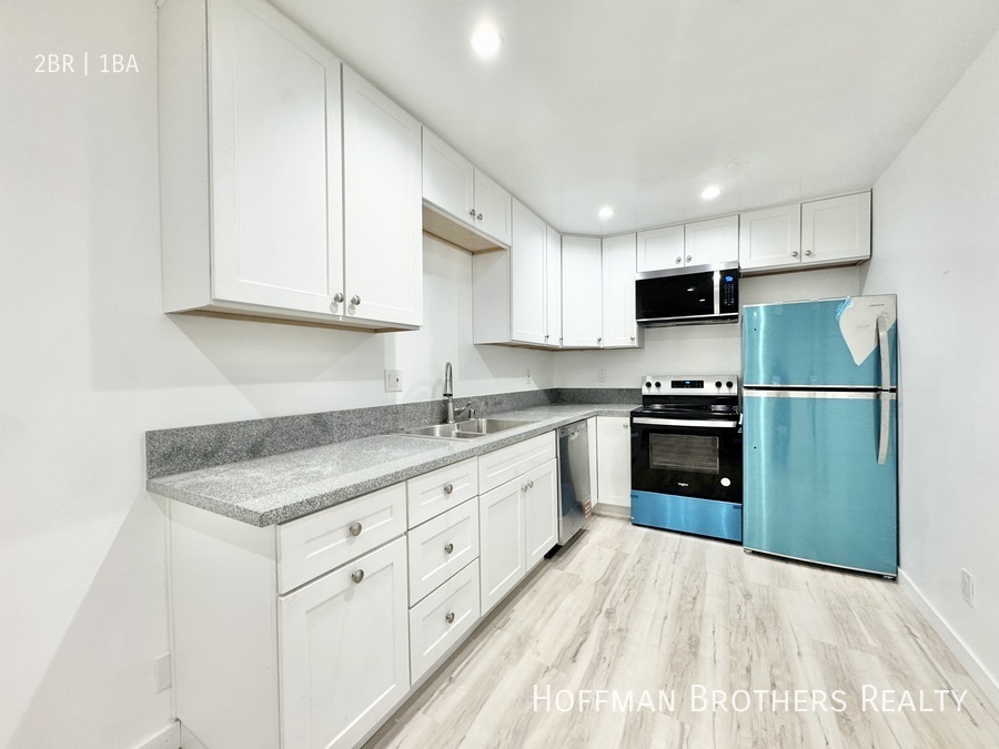 1121 N KINGS RD