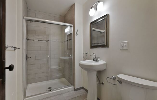 NEWLY RENOVATED NORTH CAMPUS - 3 BEDROOM 2 FULL BATHROOMS