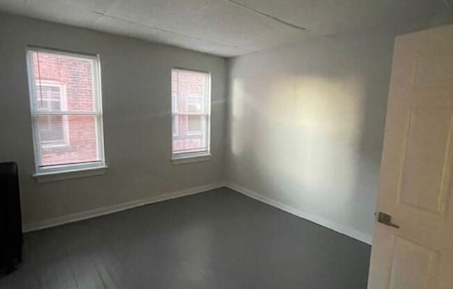 3 beds, 1 bath, $1,750, Unit 147 Belmont Ave Unit #4L