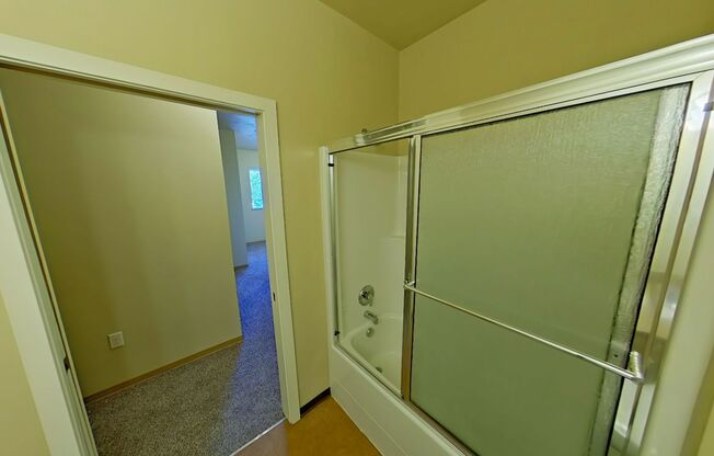 3 beds, 2 baths, 967 sqft, $2,400, Unit 402