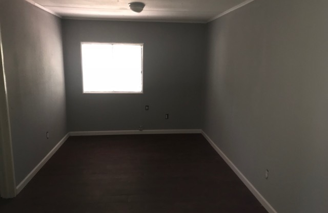 2 beds, 1 bath, 1,200 sqft, $775, Unit B