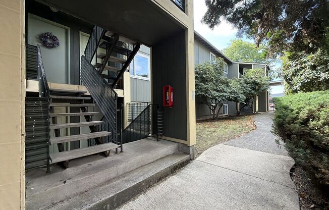 Spacious 1 Bedroom Apartment in Multnomah Village!