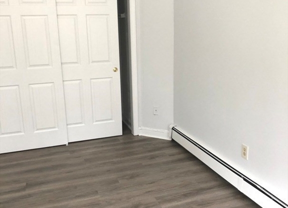 4 beds, 1 bath, 1,200 sqft, $5,600, Unit 3(2B)
