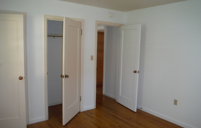 2 beds, 1 bath, $1,700, Unit 1205