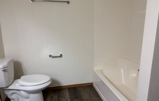 2 beds, 1 bath, $1,225, Unit 2409-10