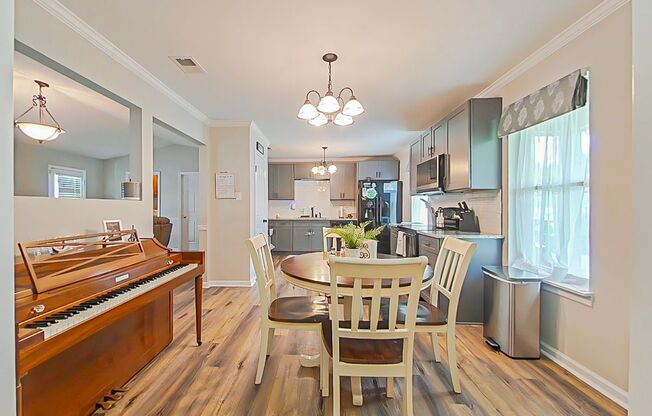 3 Bed 2 Bath with a POOL in Martinez!