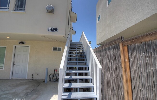 1127 MANZANITA ST
