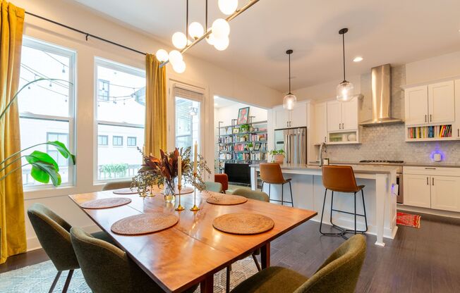 3 bedroom/3.5 bathroom Beauty in the Heart of Edgewood!