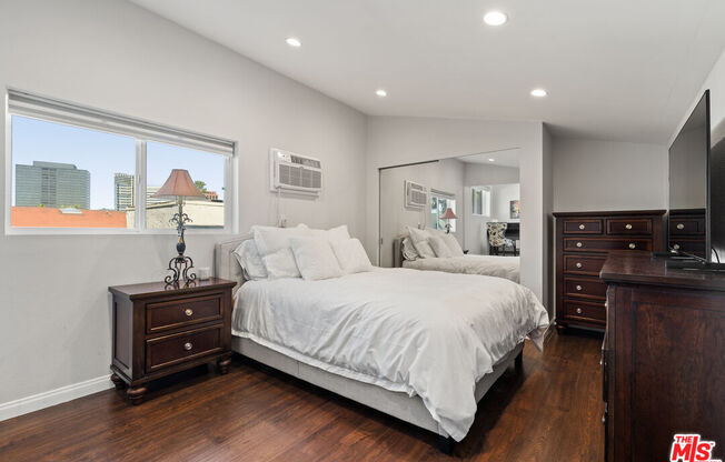 2 beds, 2 baths, 950 sqft, $3,900, Unit 557