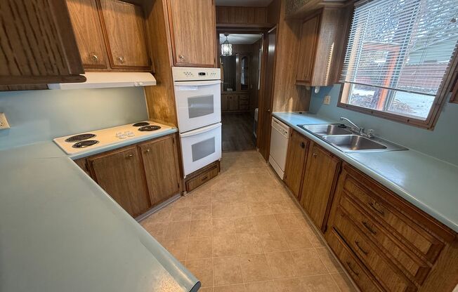 On a Cul de sac, SE Spacious 2 Bdrm, 2 Bath Mobile home w/Luxury Vinyl Floors Throughout,  Oversized Dbl Garage