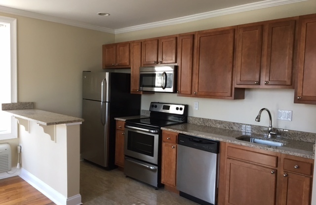 2 beds, 2 baths, 825 sqft, $2,700, Unit 03