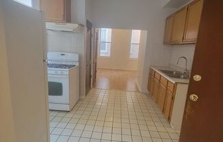 2 beds, 1 bath, $1,300, Unit 2R