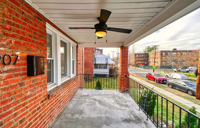 1907 R ST SE