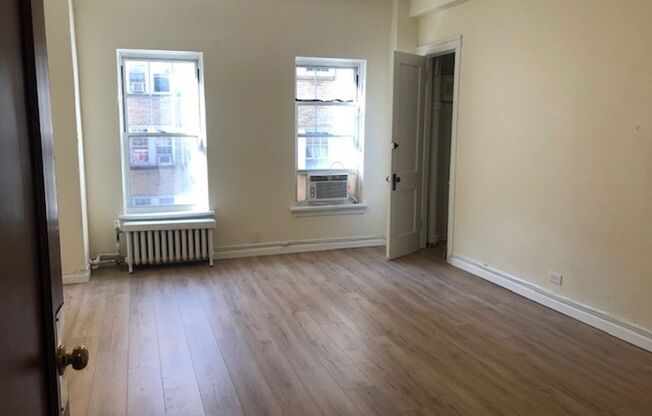 Studio, 1 bath, 325 sqft, $1,100, Unit Old King Edward 731