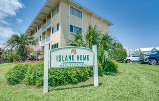 Walk to the Beach from this Ground Floor 1B/ 1B Long Term Rental on Holiday Isle in Destin