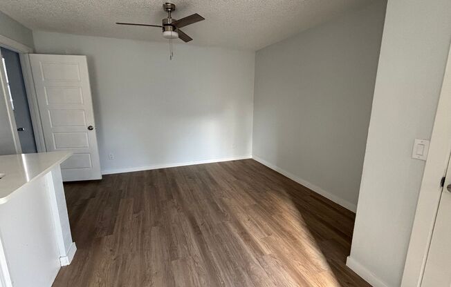 Studio, 1 bath, $785, Unit 942 W Holly Apt 3