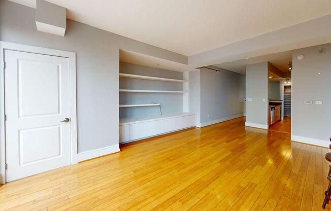Chinatown 1,000 Square Foot PLUS W/Private Balcony, Fitness Center & More!