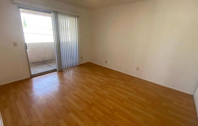 Apt 1025 &amp; 1027 E Deodar St