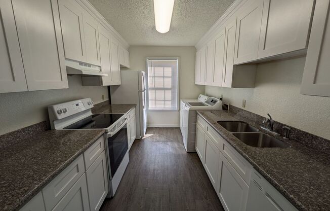 2 beds, 1.5 baths, 1,188 sqft, $1,100, Unit 3720 Laurel St #15-RTR