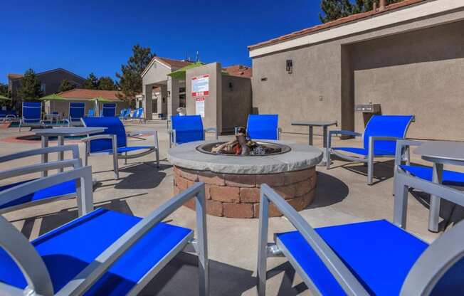 Sagecliff Apartments Outdoor Fire Pit and Seating