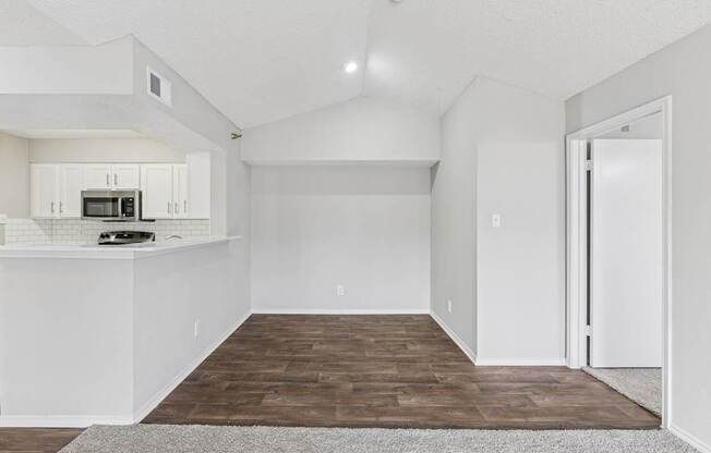 B1 dining room at Jefferson Place in Irving, Tx