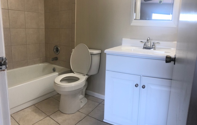 Nice Town House close to UF and right next to community pool