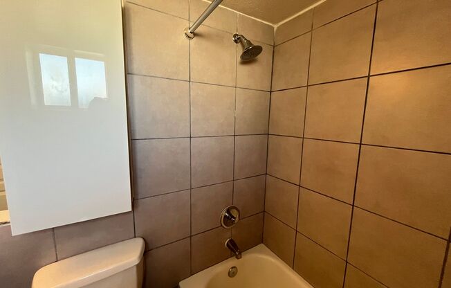 Studio, 1 bath, 400 sqft, $950, Unit 08